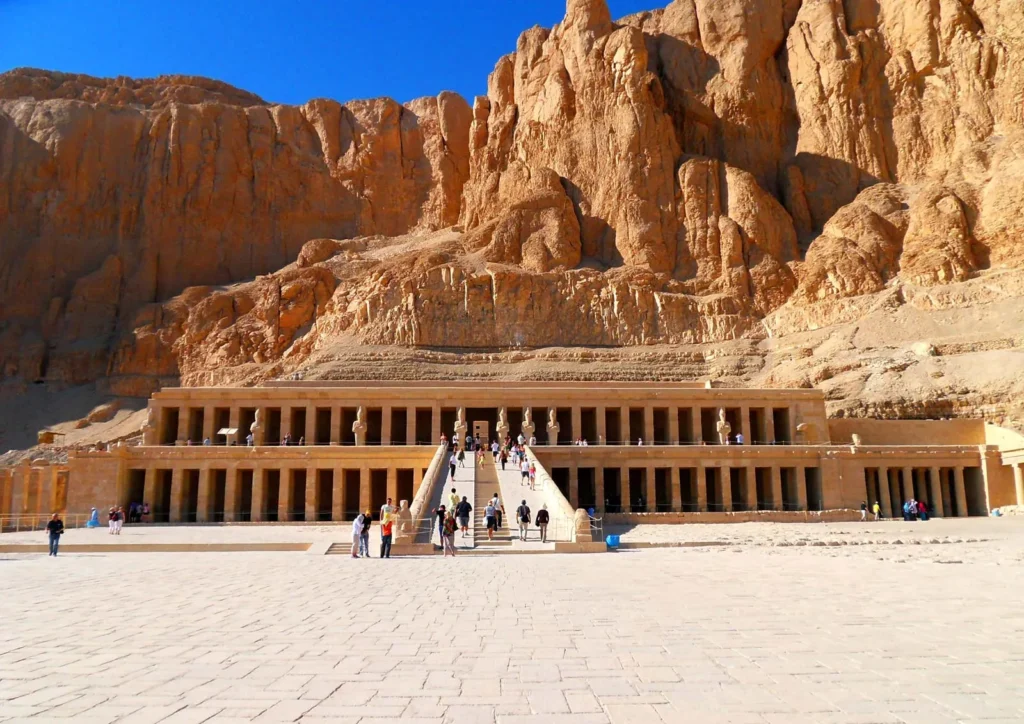 Majestic terraced facade of Hatshepsut’s mortuary temple at Deir el‑Bahri against Theban cliffs.